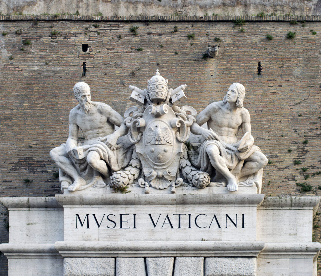 Sculptures_above_the_entrance_of_Vatican_Museums