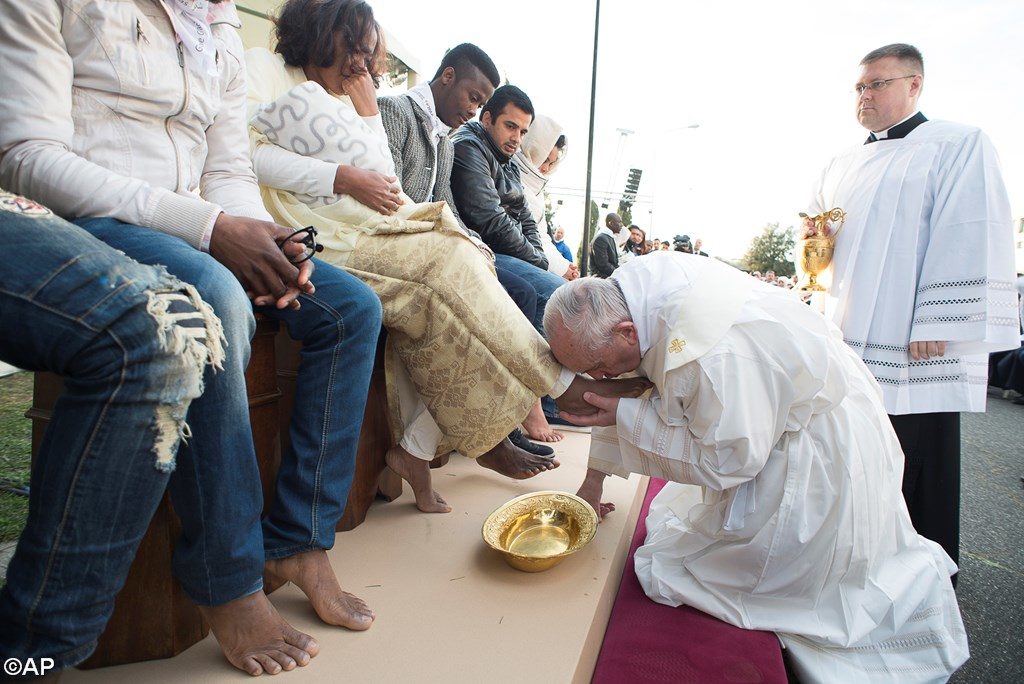 papa_francesco_bacia_piedi